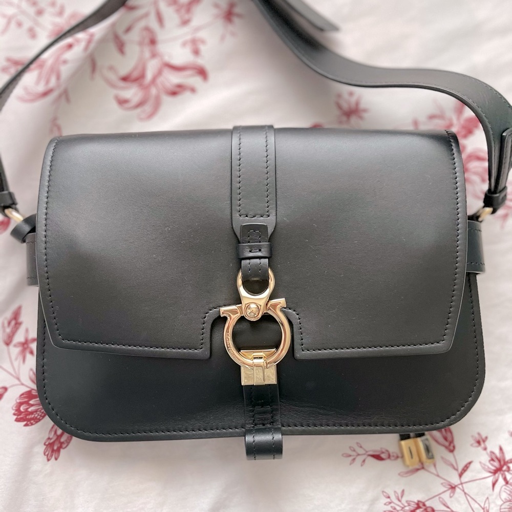 black salvatore ferragamo fiore shoulder bag